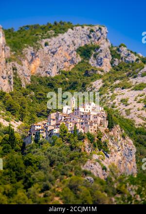 Le village de Peillon, Provence, Sud de la France Banque D'Images