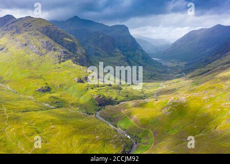 Vue aérienne de Beinn Fhada la partie la plus proche de Bidean Nam bian également connue sous le nom de Three Sisters of Glencoe , région des Highlands, Écosse, Royaume-Uni Banque D'Images