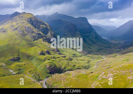 Vue aérienne de Beinn Fhada la partie la plus proche de Bidean Nam bian également connue sous le nom de Three Sisters of Glencoe , région des Highlands, Écosse, Royaume-Uni Banque D'Images