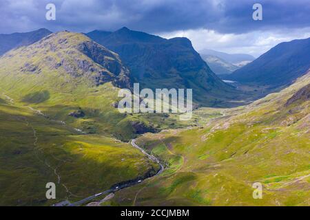 Vue aérienne de Beinn Fhada la partie la plus proche de Bidean Nam bian également connue sous le nom de Three Sisters of Glencoe , région des Highlands, Écosse, Royaume-Uni Banque D'Images