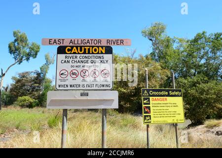 Signe de sécurité d'avertissement contre les crocodiles dans la rivière Alligator est, Terre d'Arnhem, territoire du Nord, territoire du Nord, territoire du Nord, Australie Banque D'Images