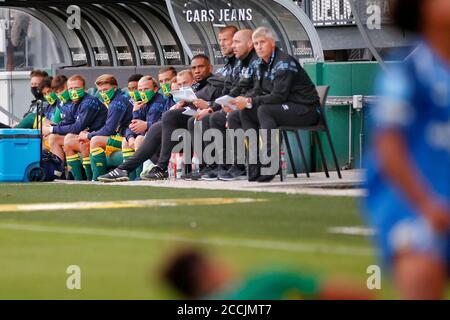 Den Haag, pays-Bas. 22 août 2020. DEN HAAG, 22-08-2020, Cars Jeans Stadium football Dutch Eredivisie, saison 2020/2021, match amical entre ADO Den Haag vs vitesse. Joueurs avec masques sur le banc crédit: Pro Shots/Alamy Live News Banque D'Images