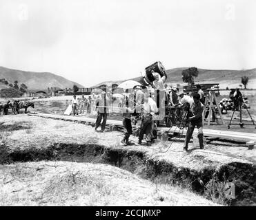 HUMPHREY BOGART sur place Candid avec Movie Crew filmant LE TRÉSOR DE LA SIERRA MADRE 1948 réalisateur / scénario JOHN HUSTON roman B. Traven Warner Bros. Banque D'Images