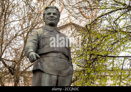 Monument au communiste russe Sergey Kirov dans le parc de Pskov, Russie Banque D'Images