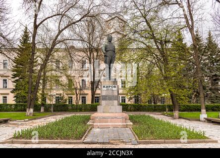 Monument au communiste russe Sergey Kirov dans le parc de Pskov, Russie Banque D'Images