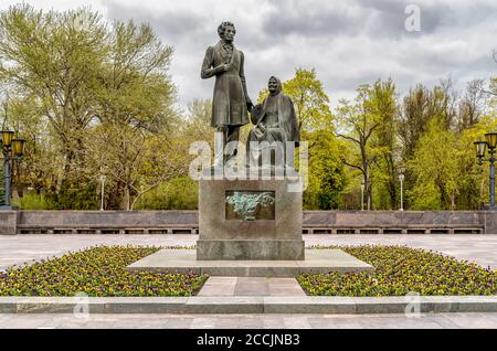 Monument au poète russe Alexandre Pouchkine et sa nounou Arina Rodionovna dans le parc de Pskov, Russie Banque D'Images