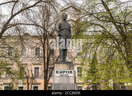 Monument au communiste russe Sergey Kirov dans le parc de Pskov, Russie Banque D'Images