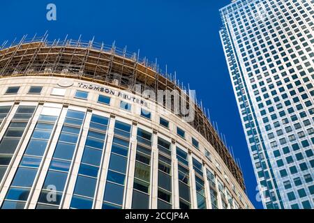 Le bâtiment de Thomson Reuters est en cours de rénovation et One Canada Square sur la droite, Reuters Plaza, Canary Wharf, Londres, Royaume-Uni Banque D'Images