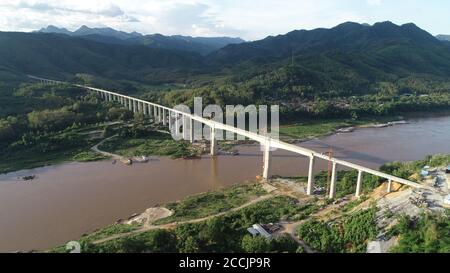 (200823) -- VIENTIANE, le 23 août 2020 (Xinhua) -- photo aérienne prise le 15 juillet 2020 montre le pont super majeur du chemin de fer sino-laotien Ban Ladhan Mekong River au Laos. Le chemin de fer Chine-Laos va courir plus de 400 km de la porte frontière de Boten dans le nord du Laos, en bordure de la Chine, à Vientiane avec une vitesse de fonctionnement de 160 km par heure. Le projet a débuté en décembre 2016 et devrait être achevé et ouvert à la circulation en décembre 2021. (Photo de Mei Zhengyou/Xinhua) Banque D'Images