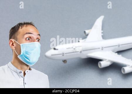 homme dans un masque de protection sur l'arrière-plan du plan. Protection contre le coronavirus et le gripp Banque D'Images