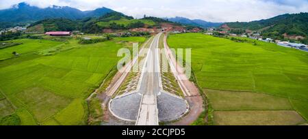 Vientiane. 28 juillet 2020. Photo prise le 28 juillet 2020 montre le chantier de construction du chemin de fer Chine-Laos dans le nord du Laos. Le chemin de fer Chine-Laos va courir plus de 400 km de la porte frontière de Boten dans le nord du Laos, en bordure de la Chine, à Vientiane avec une vitesse de fonctionnement de 160 km par heure. Le projet a débuté en décembre 2016 et devrait être achevé et ouvert à la circulation en décembre 2021. Crédit: PAN Longzhu/Xinhua/Alamy Live News Banque D'Images