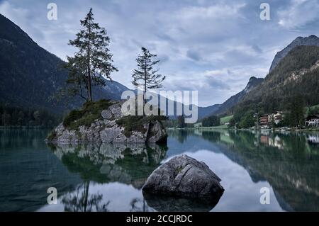 Tôt le matin au lac Hintersee avec ciel de moody dans la terre de Berchtesgadener, Bavière, Allemagne Banque D'Images