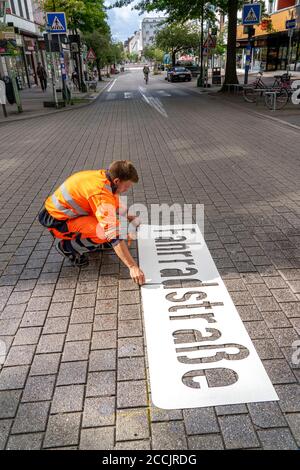 Application de marquages routiers, pour une piste cyclable, Rüttenscheider Strasse à Essen, dans le quartier commerçant et gastronomique les cyclistes ont raison Banque D'Images