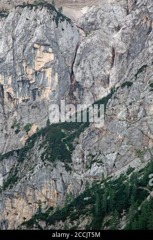 L'Adjovska Deklica, ou Girl in the Rock, une formation naturelle de roche sur le côté du mont Prisank en Slovénie. Banque D'Images