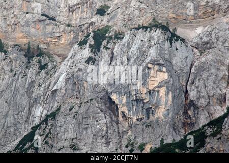 L'Adjovska Deklica, ou Girl in the Rock, une formation naturelle de roche sur le côté du mont Prisank en Slovénie. Banque D'Images