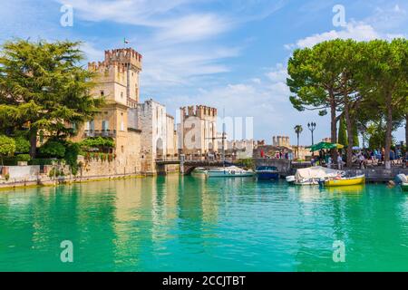 Sirmione Lombardie, Italie - 20 août 2019 - les touristes visitant l'attraction historique populaire Banque D'Images