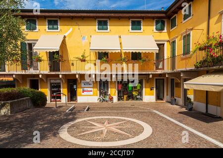 Pescheira del Garda, Lombardie, Italie - 20 août 2019 - vue sur la rue commerçante touristique du village Banque D'Images