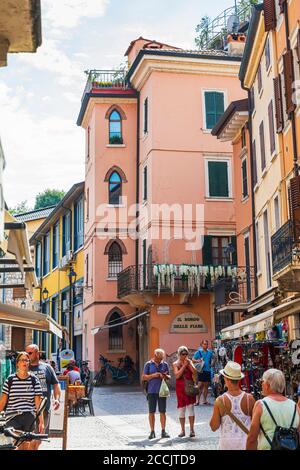 Pescheira del Garda, Lombardie, Italie - 20 août 2019 - vue sur la rue commerçante touristique du village Banque D'Images