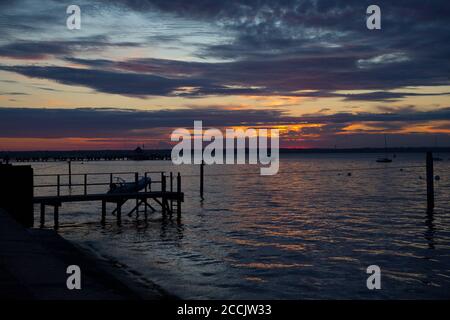 Coucher de soleil, sur mer, jetée, front de mer, pêche, bateaux, bateau, bateau, Yarmouth, jetée, île de Wight, Angleterre, Royaume-Uni, Banque D'Images