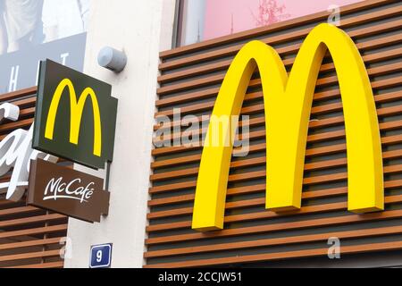 Prague, République tchèque - 24 décembre 2012. Panneau du restaurant McDonald's. McDonald's est la plus grande chaîne de restaurants de restauration rapide au monde. Banque D'Images