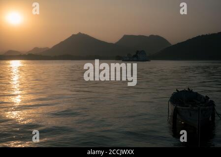 Coucher de soleil sur un lac avec des montagnes en arrière-plan Banque D'Images