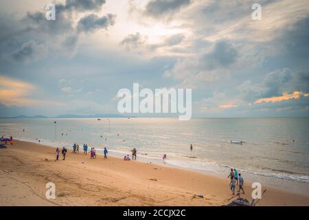 Vung Tau, Vietnam - 22 août 2020: Vue des pêcheurs locaux poussant les bateaux en bois bleu traditionnels de la mer à la côte de façon traditionnelle, ils collectent les poissons Banque D'Images