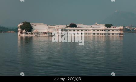 Hôtel Taj Lake Palace au milieu du lac Pichola à Udaipur au Rajasthan, Inde. Banque D'Images