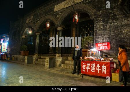 Une petite vente de décrochage du bœuf Pingyao une spécialité locale sur West Street, en face de l'ancien bâtiment. Pingyao, Province de Shanxi, Chine Banque D'Images