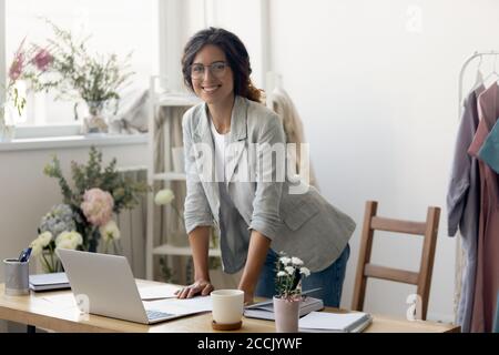 Portrait d'un designer de mode millénaire qui se pose en atelier. Banque D'Images