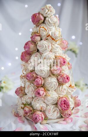 Zefir croquembouche avec fleurs rose Banque D'Images