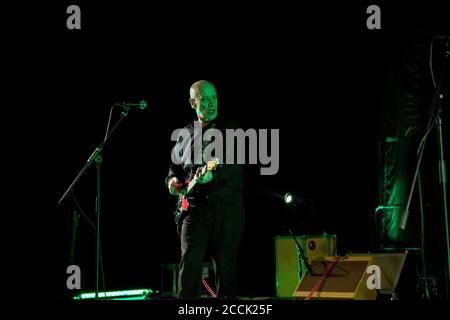 Wilko Johnson à l'occasion du « adieu Tour » après son diagnostic de cancer en phase terminale, Wilko Johnson et ses invités. Doncaster Blues Festival, The Dome, Doncaster. 2 mars 2014. Banque D'Images