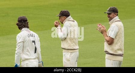 Londres, Royaume-Uni. 23 août 2020. Ben Foakes, Scott Borthwick et Rikki Clarke se sentent froids et partagent une blague pour Surrey contre Kent le deuxième jour du jeu Bob Willis Trophy à l'Oval. David Rowe/Alay Live News Banque D'Images