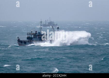 Trawler chinois, mer agitée, détroit de Taïwan, au large de la province de Fujian, Chine 15th sept 2018. (Effets du typhon Mangkhut) Banque D'Images