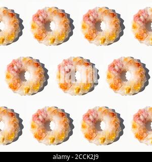 Motif de fruits coloré créatif de roses congelées dans la glace sur fond blanc. Fruit d'été concept minimal. Banque D'Images