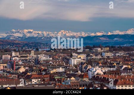 Suisse, Zurich, Cityscape avec des montagnes enneigées en arrière-plan, vue aérienne Banque D'Images