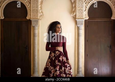 Portrait de jeune femme aux cheveux noirs Banque D'Images