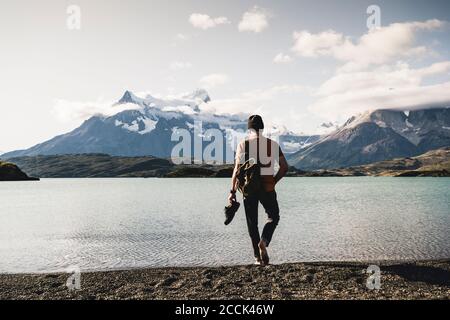 Homme marchant pieds nus au lac Pehoe dans le parc national Torres Del Paine Patagonia, Amérique du Sud Banque D'Images