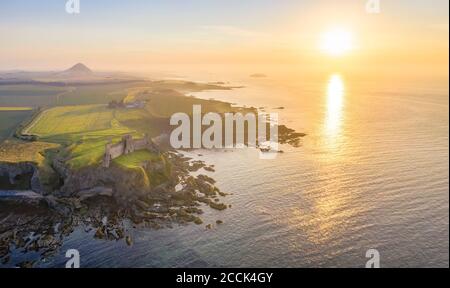 Royaume-Uni, Écosse, Berwick Nord, vue aérienne du rivage de Firth of Forth et des ruines du château de Tantallon au coucher du soleil Banque D'Images