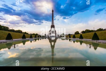 La Tour Eiffel au bord de la Seine contre le ciel bleu au coucher du soleil, Paris, France Banque D'Images