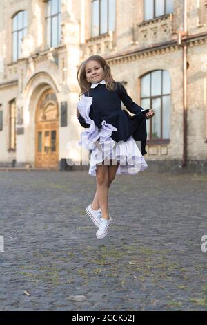 Exprimez-vous par le mouvement. Danse fille porter uniforme à l'extérieur. Enfant plein d'énergie en plein air. Éducation à la danse. École de danse. Retour à la mode scolaire. Boostez votre énergie. Banque D'Images