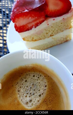 Pause-café avec une tasse de café et un gâteau aux fraises Banque D'Images