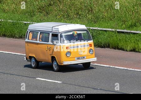 Années 1975 70 seventies blanc crème VW Volkswagen kombi et camping-cars, camping-cars sur les routes de Grande-Bretagne, véhicule de loisirs RV, vacances en famille, vacances caravanette, vacances caravane de tourisme, conversions de fourgonnettes, autohome Vanagon, la vie sur la route, Bay Window Dormobile UK Banque D'Images