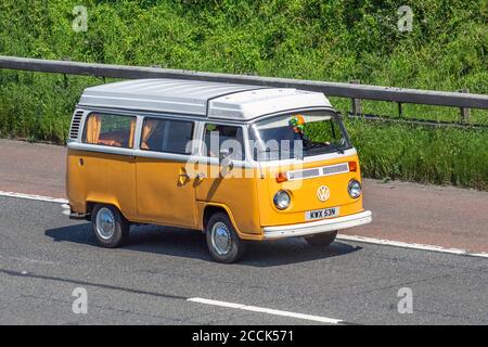 1975 70s White cream VW Volkswagen kombi et mobil-homes, camping-cars sur les routes de Grande-Bretagne, véhicule de loisirs RV, vacances en famille, vacances Caravanette, vacances caravane Touring, Van conversions, Vanagon autohome, la vie sur la route, Bay Window Dormobile Royaume-Uni Banque D'Images