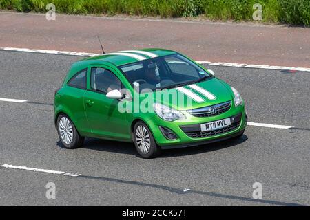 2011 vert Vauxhall Corsa Excite AC; véhicules en mouvement de la circulation automobile, voitures conduisant des véhicules sur les routes britanniques, moteurs, motorisation sur le réseau d'autoroute M6. Banque D'Images