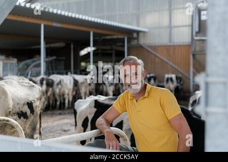 Portrait d'un fermier mûr souriant à la maison de vache une ferme Banque D'Images