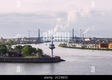 Allemagne, Hambourg, fleuve Kohlbrand avec le pont Kohlbrand en arrière-plan Banque D'Images