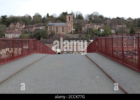 Vue sur le célèbre Ironbridge vers le Tontine Hotel Et l'église St Lukes Banque D'Images