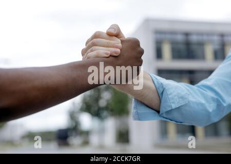 Image rognée de liens entre amis en ville Banque D'Images