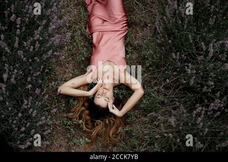 Femme couché dans le champ de lavande Banque D'Images