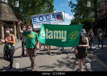 Oxford, Royaume-Uni. 22 août 2020. Une large coalition dynamique de 13 groupes communautaires locaux soutenant la marche de l'unité d'Oxford s'est réunie sur Manzil Way Green avant de marcher vers le centre-ville. Les manifestants portant des pancartes et des bannières ont scandé des slogans relatifs au changement climatique, à la vie noire, à la décolonisation, à la décarbonisation, à aucune justice, à aucune paix, à aucune expulsion des coviles et plus encore. Les marcheurs se sont arrêtés pour des discours à l'Oriel College et à l'Hôtel de ville pendant le trajet vers un rassemblement à la place de Bonn. La marche bien soutenue était sans problème. Crédit : Stephen Bell/Alay Banque D'Images